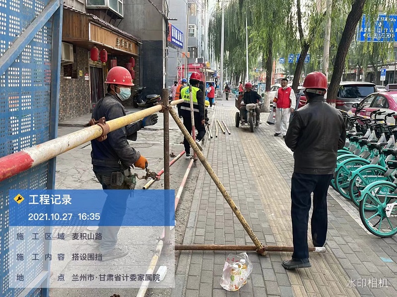 環球中心項目幫助社區搭建圍擋.jpg