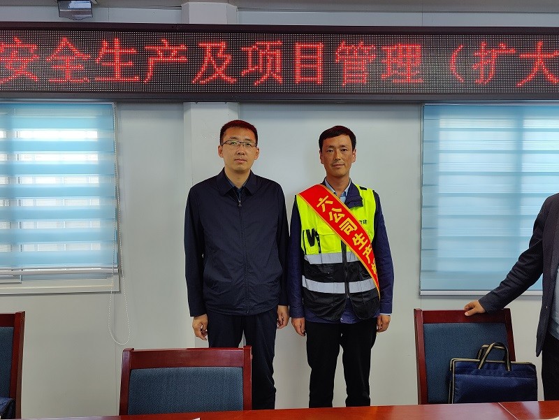 項目部月度施工生產標兵照片.jpg